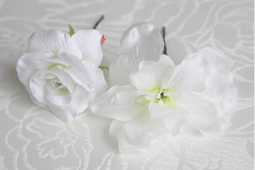 白バラとエンジェルリーフのフレッシュキャスケードブーケ