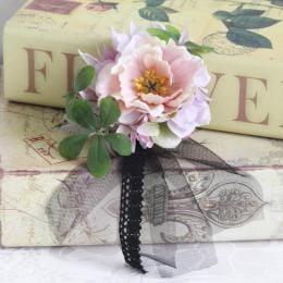 ポピーとグリーンレースを重ねたコサージュ