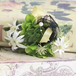 フランネルフラワーと多肉のコサージュ(黒チュールをきかせて)