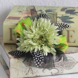 グリーンのガーベラと黒チュール&フェザーのコサージュ