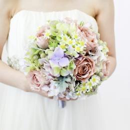 クリームベージュピンクと小花たちのラウンドブーケ