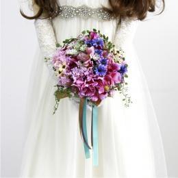 ピンク×ブルーのクラッチブーケ