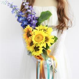 ヒマワリとデルフィニウムのアームブーケ