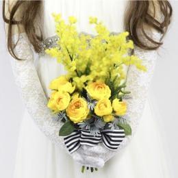 鮮やかイエローのミモザたっぷりクラッチブーケ