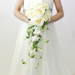 ホワイトローズの王道キャスケードブーケ