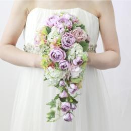 ペールピンクとラベンダーカラーのキャスケードブーケ