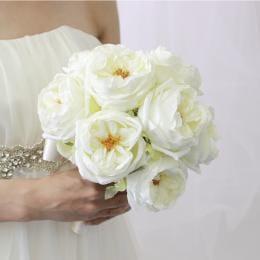 純白ローズだけのシングルラウンドブーケ　