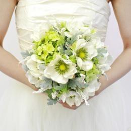 スノーホワイトアネモネとグリーンアジサイのラウンドブーケ