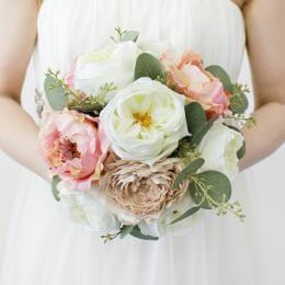 ホワイトローズとニュアンスピンクのラウンドブーケ