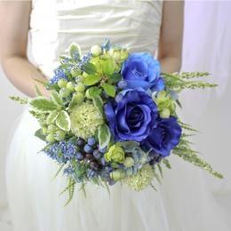 グリーンとブルーベリーのナチュラルラウンドブーケ