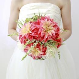 ストロベリーレッドのダリアとクリームガーベラのラウンドブーケ