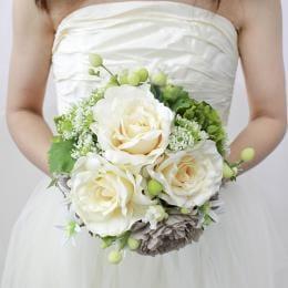 パールグレーのラナンキュラスと純白ローズのラウンドブーケ