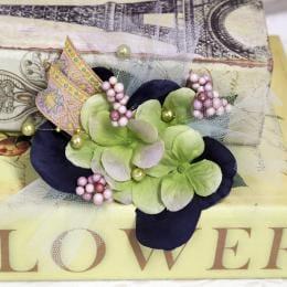 グリーンあじさいとシールドベリーのコサージュ