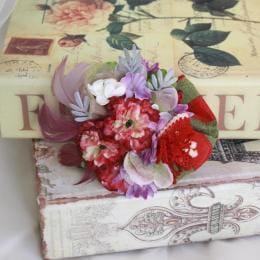 ベルエマムとレッド×グリーンリボンのコサージュ