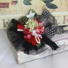 黒チュールと羽のコサージュ