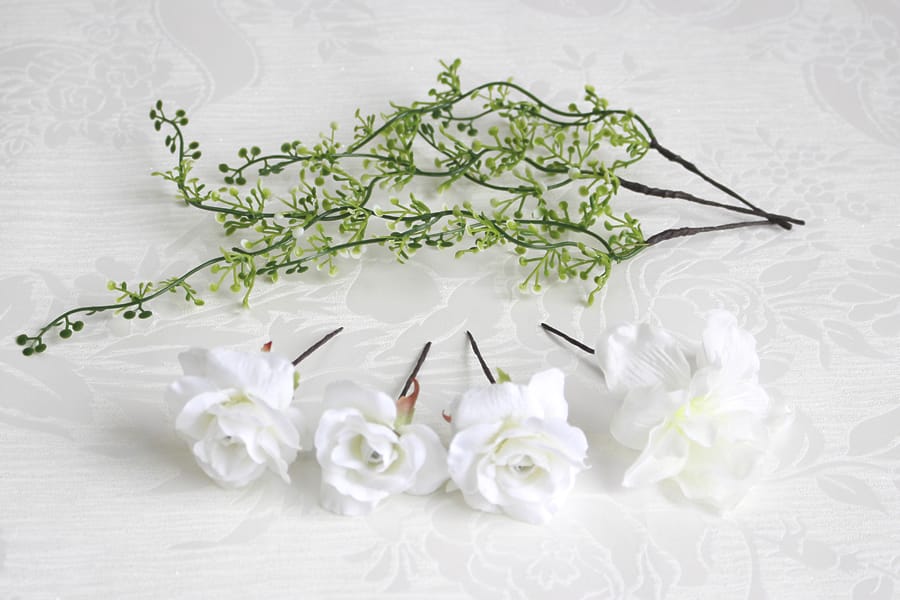 白バラとデルフィニウムのヘッドドレス 髪飾り 7輪 商品詳細 造花ウェディングブーケの通販 フランネリカ