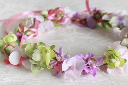 リボンが可愛いバラとアジサイの花冠